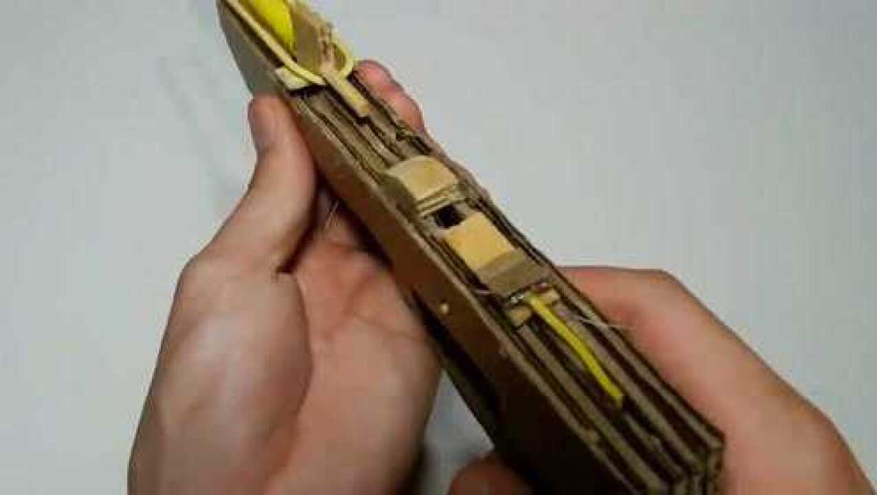 小哥用纸板做的火箭筒模型看着精致又霸气