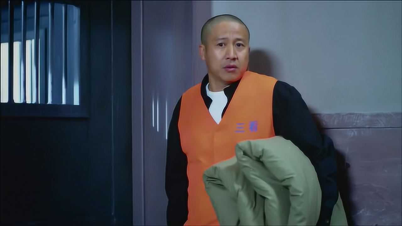 大叔首次进监狱狱霸好奇入狱原因结果一听所有囚犯笑惨了