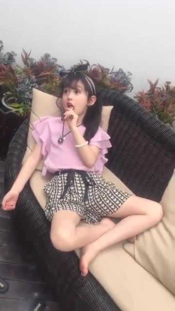 童模裴佳欣的模特工作比我们想象中的轻松啊这就是在家的状态