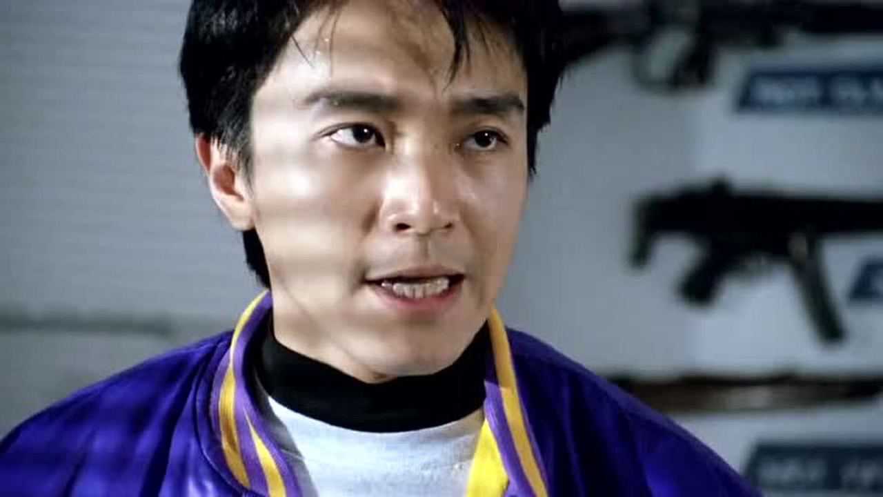 达叔化身未来战士救朱茵和学生好威风