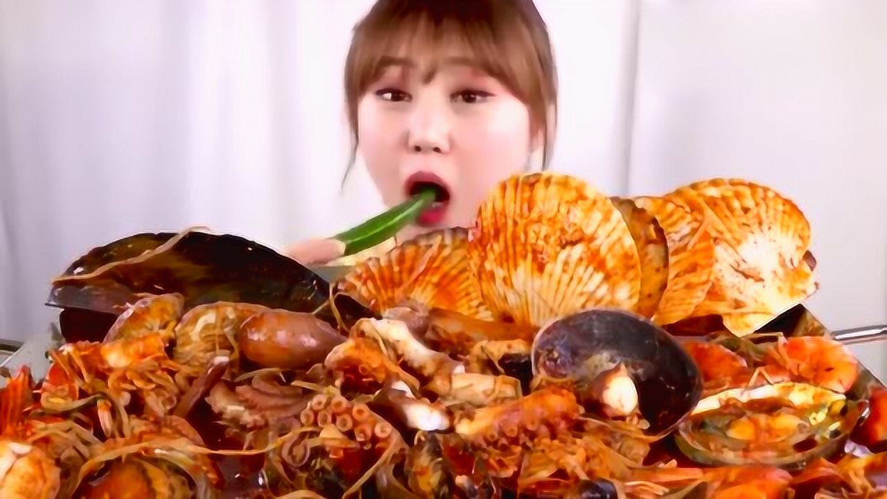 韩国美女吃播,女吃货吃韩式辣炖海鲜,有八爪鱼鲍鱼扇贝真是美味