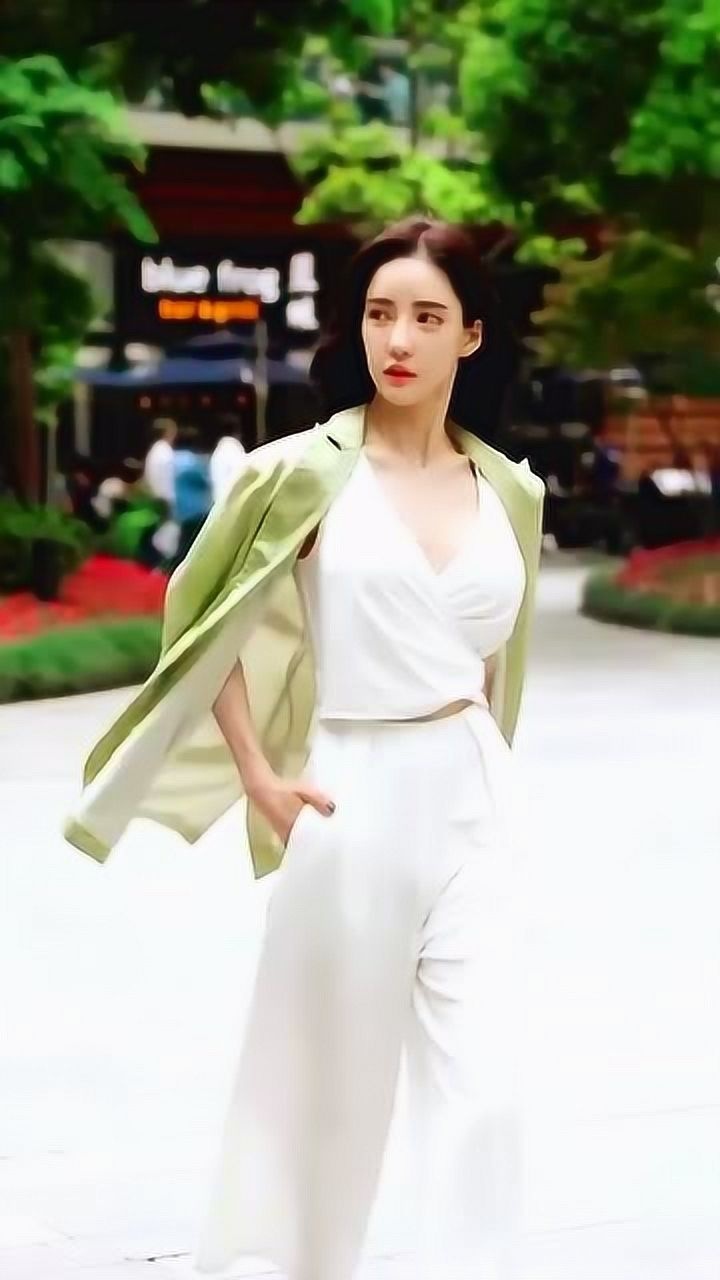 潘十亿小姐姐走路带风,自信的女人最美!