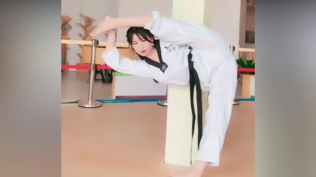 跆拳道美女表演一字马气质就是不一样太霸气了
