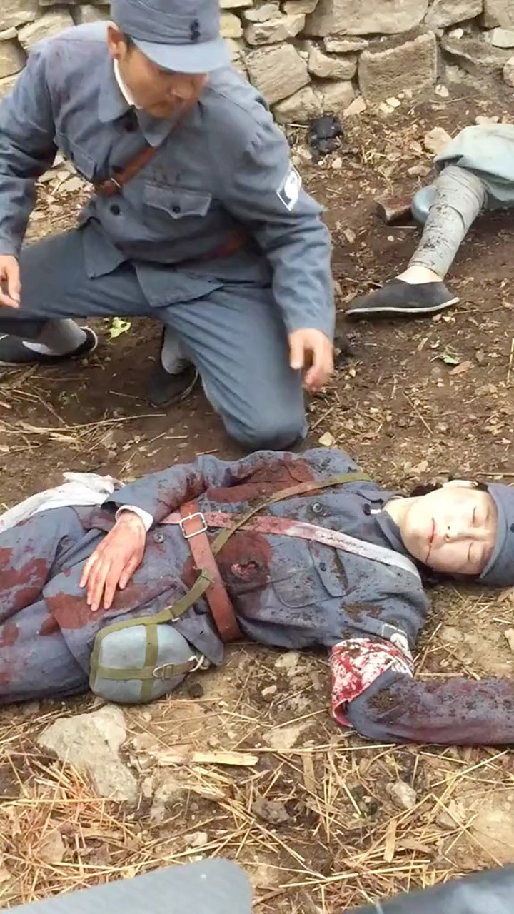 女战士牺牲感人的一幕