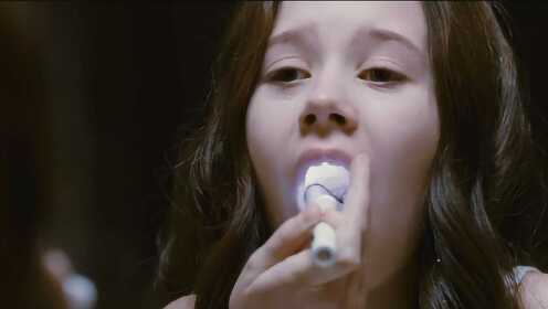 惊悚片《死魂盒》:女孩嗓子发痒性情暴躁,原来身体里住进了恶灵_电影