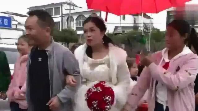 贵州农村大叔结婚,老房子结拜挂红