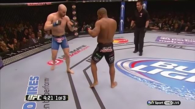 UFC经典对决黑球科米尔秒杀科明斯