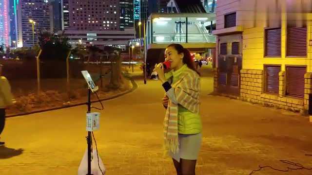 香港美女歌手小勤演唱歌曲,独特的嗓音吸引路人围观