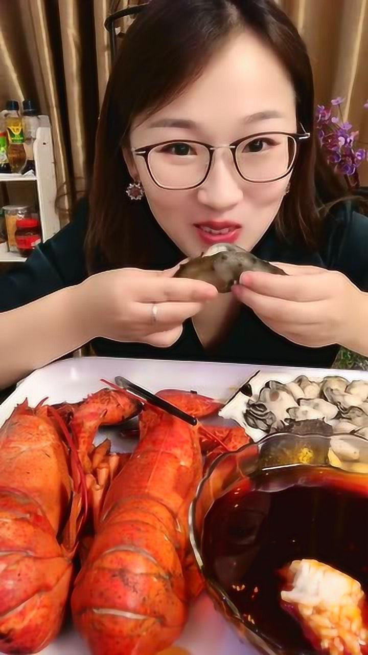 吃播小姐姐吃海鲜,第一次见这么肥的海参全是籽,太有食欲了