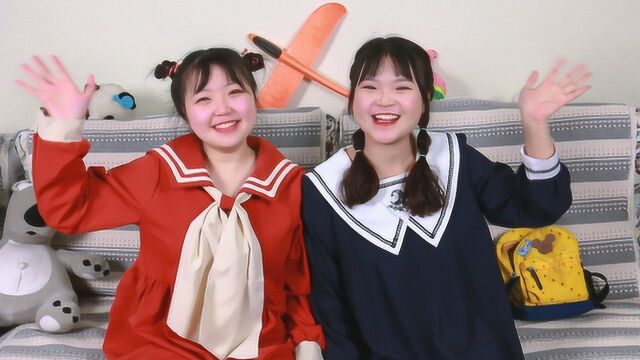草莓姐姐放学回家打开冰雪奇缘限量贴纸 可乐无意进入魔法世界
