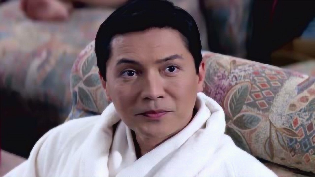 成龙主演的尖峰时刻2搞笑片段,这位大佬居然是尊龙饰演的