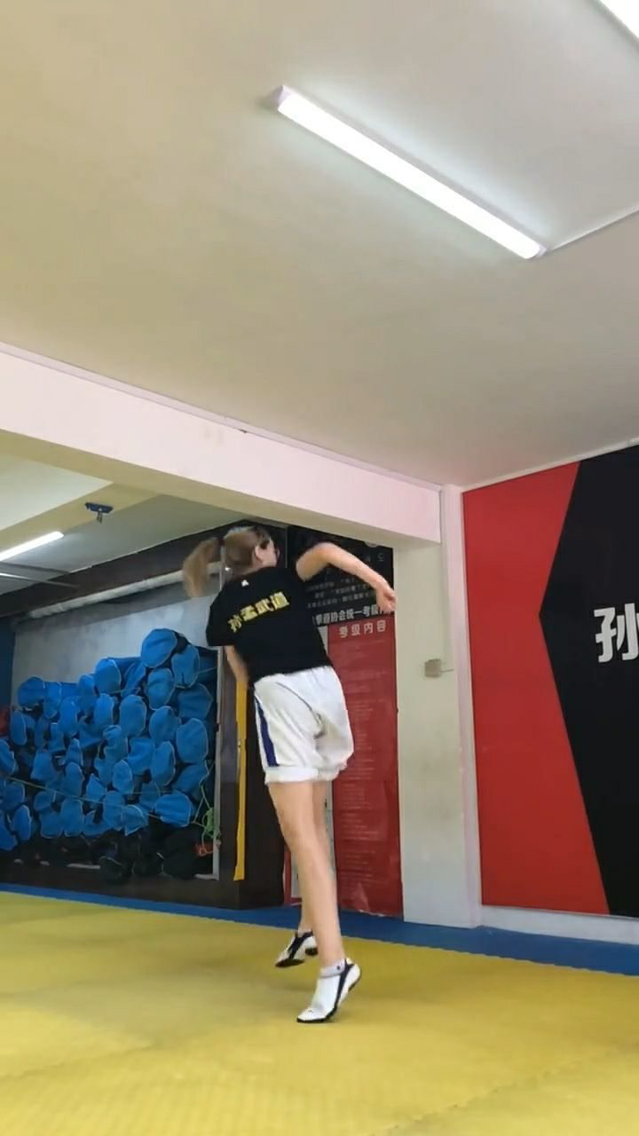 旋风少女的腾空后踢