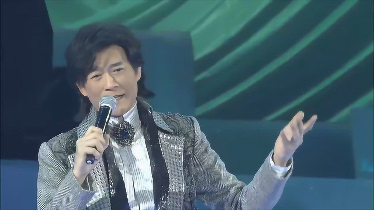 72岁老爷子舞台献唱不服老,致敬音乐鬼才黄沾