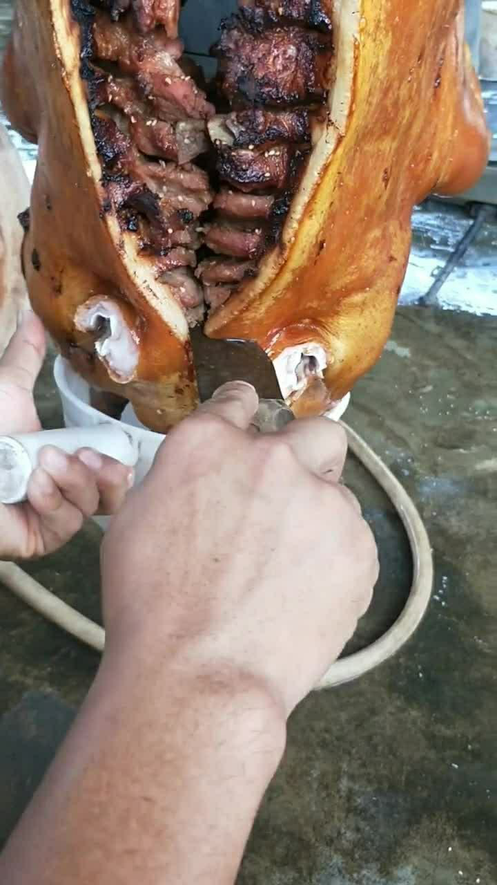 砍猪头到晚上下酒吃.