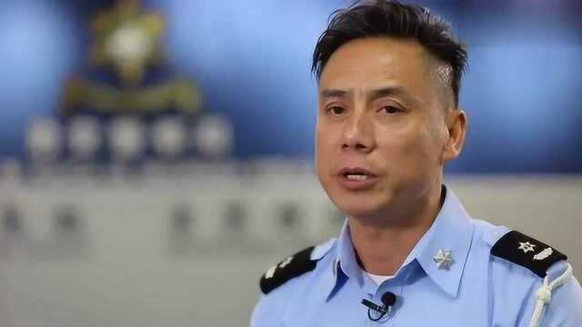 那一刻,钟锦成从一名澳葡政府警察转换成了澳门特区警察