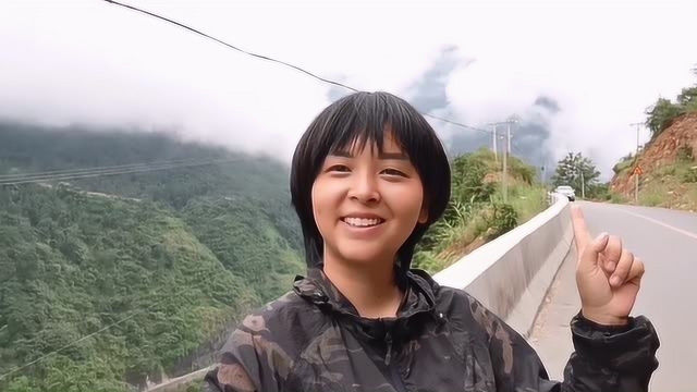 單車女孩騎行四川,穿行在雲霧繚繞的山裡,這美景再累也值了