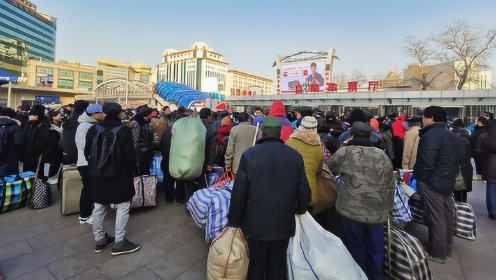 北京火车站偶遇拍电影，有关农民工返乡，现场很感人