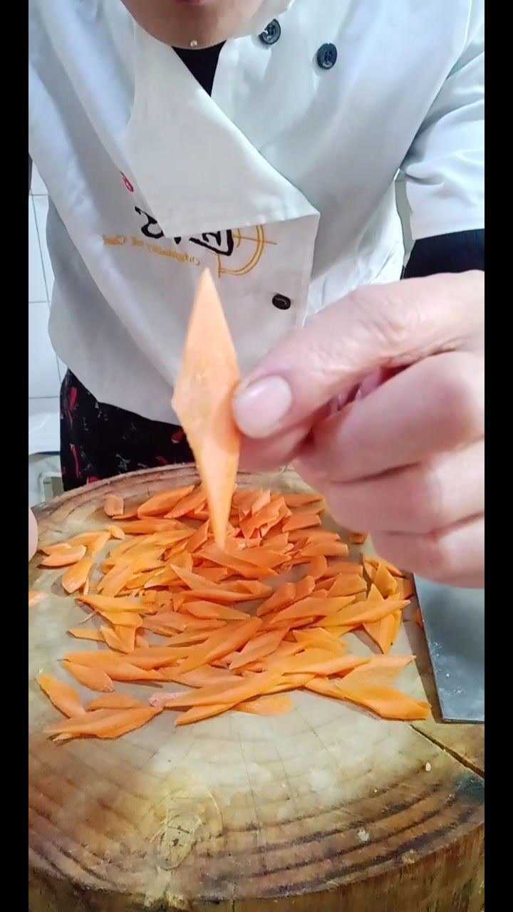 胡萝卜菱形切法展示给大家