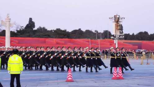 12月26日，天安门举行降国旗仪式，缅怀伟人毛主席