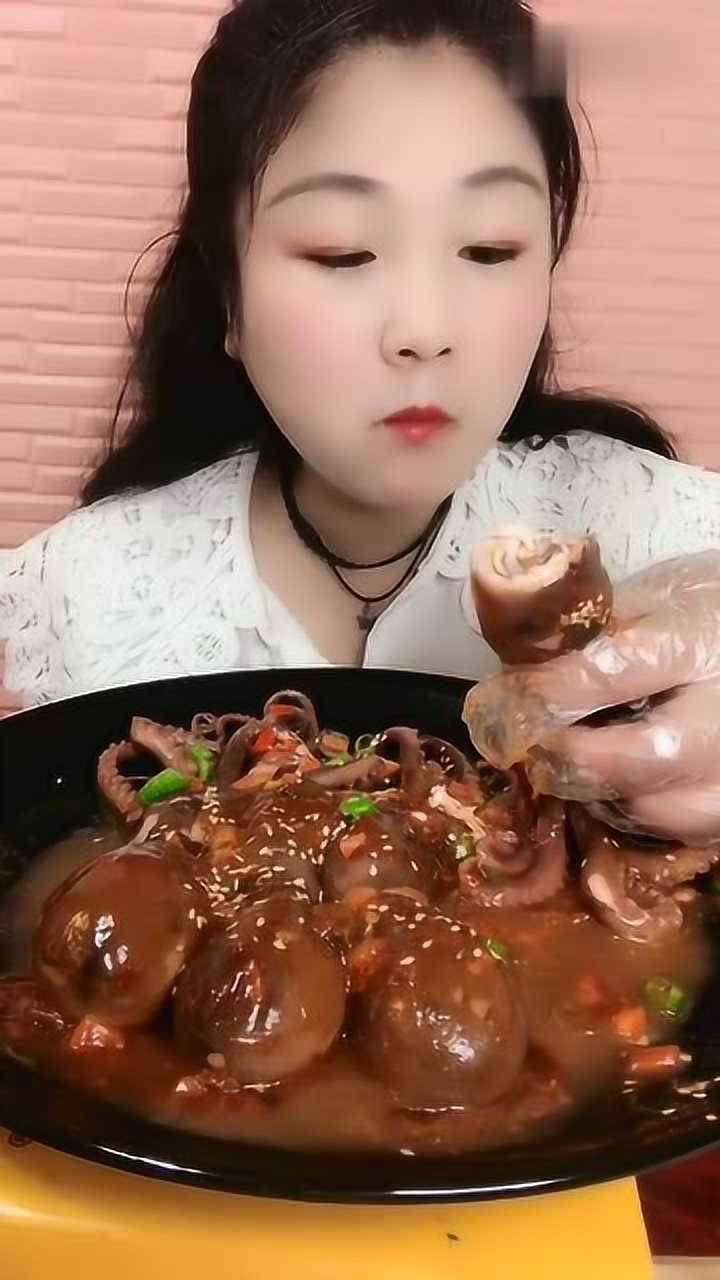 吃播小姐姐吃八爪鱼,一口下去全是肉,看着好过瘾!