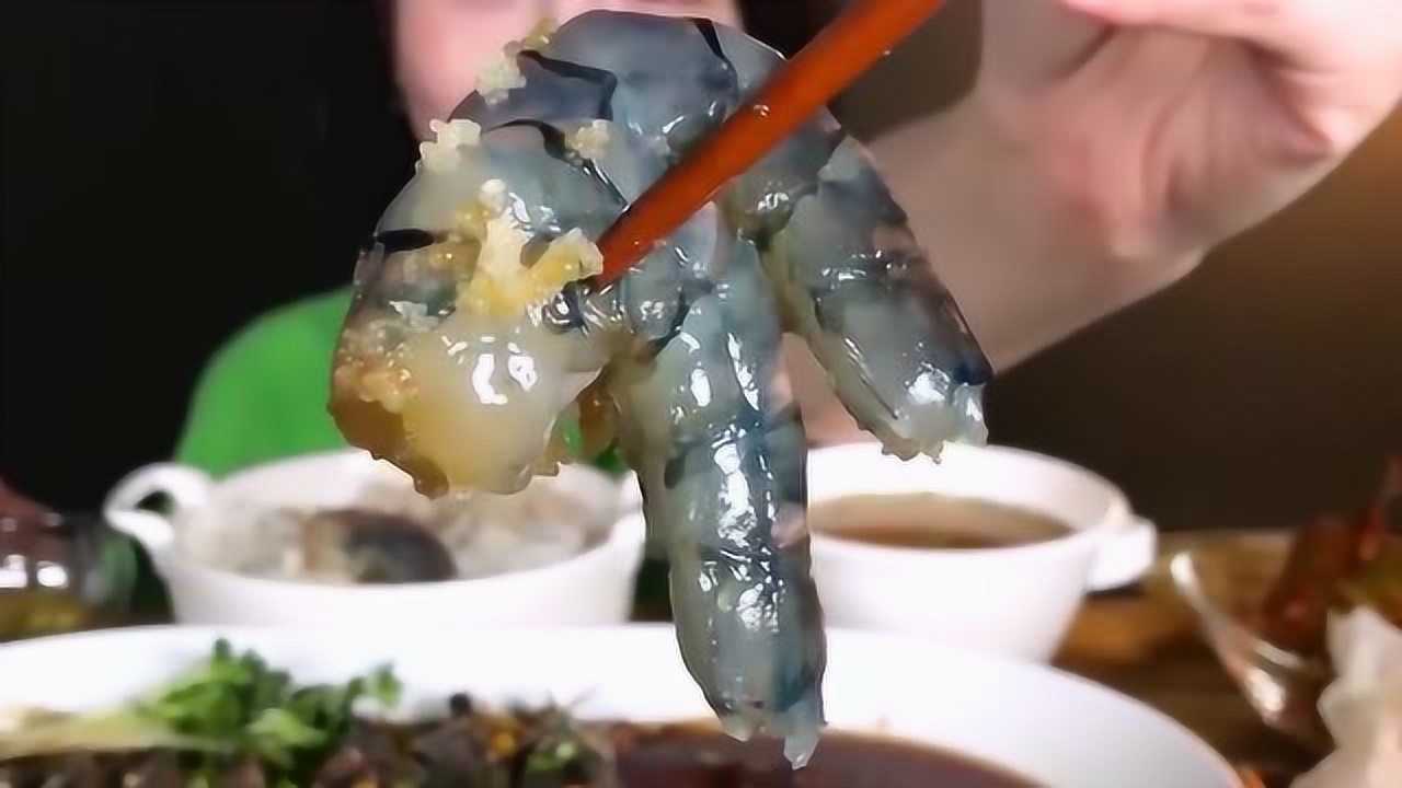 韩国小姐姐生吃大虾,分分钟扒出虾肉,连虾头都要吸一下