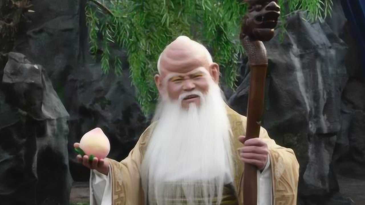 为何寿星敢不把老君当回事,还不请自去参加大会?你瞧他师承何人