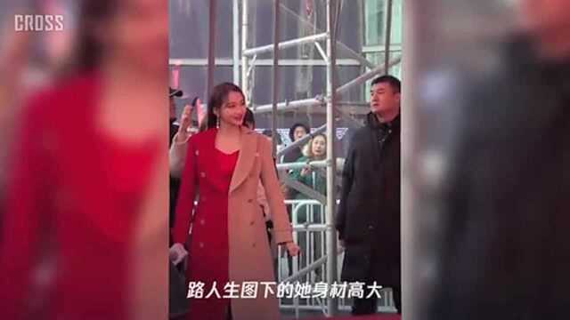 关晓彤穿拼接大衣被吐槽像大妈!脱掉大衣后却美得让人窒息!