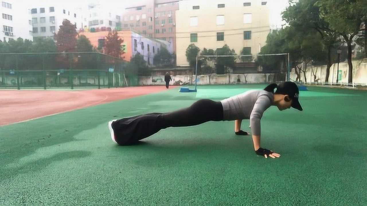 女性花式俯卧撑