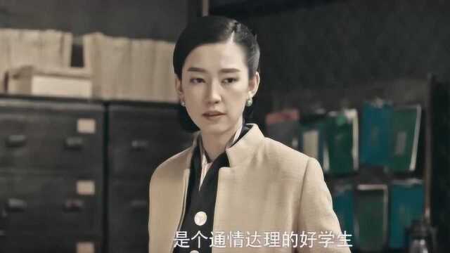 裴明与街边扫地男子窃窃私语,像是在谋划着什么