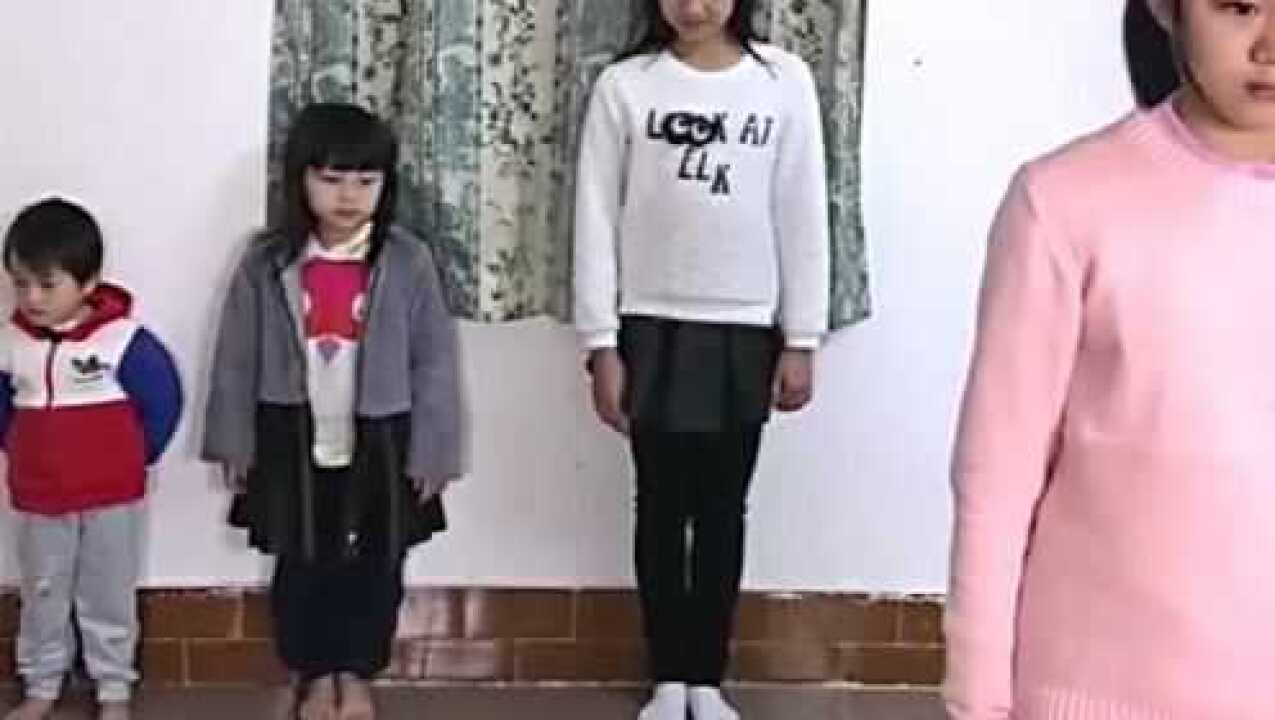 五个女儿犯错罚站，爸爸用戒尺打手板，这是在做亲子游戏吗？_高清