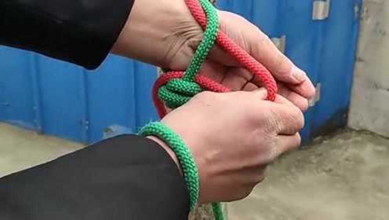 双手绑在树上不用解开绳子扣就分开了有看懂的嘛这是什么原理