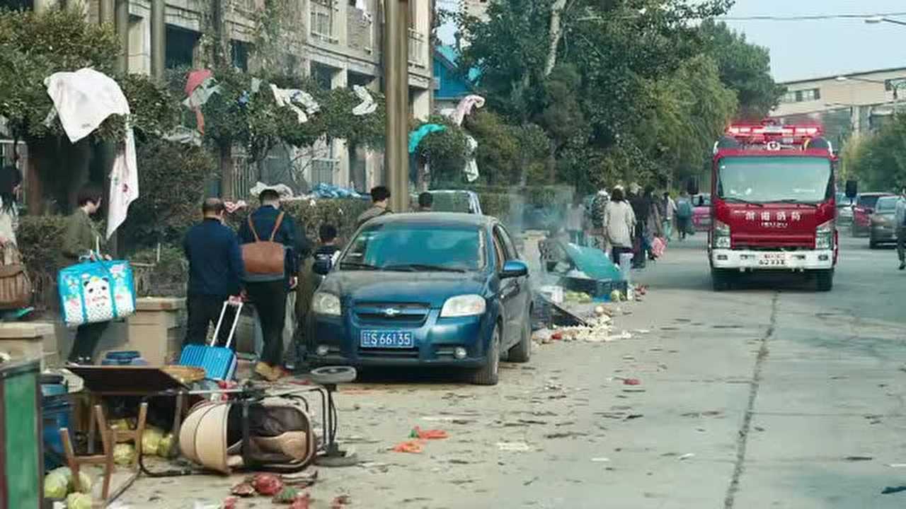 烈火英雄消防员们火速赶来面对火势毫不畏惧