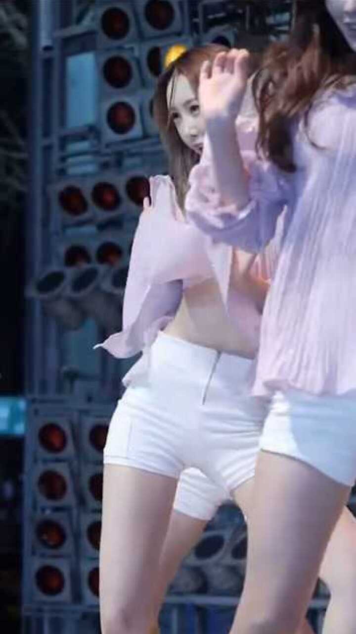 韩国女团有多大胆，在舞台上当众撩衣_腾讯视频
