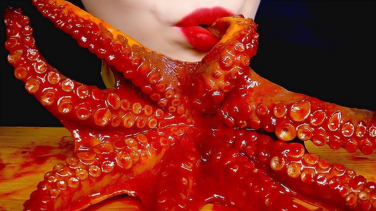 美女小姐姐吃爆辣大章鱼,整条章鱼竟直接往下吞,看完让人忍不住直流