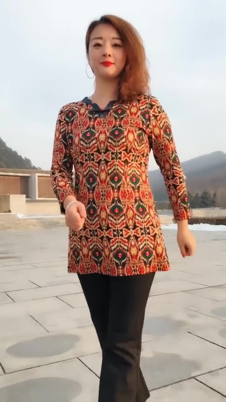 一位成熟的中年女人,五官精致美丽动人,真的很养眼!