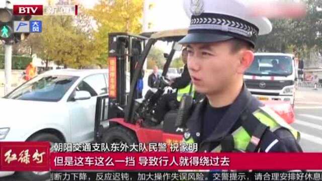 违法停车扰秩序 交管部门集中清拖!