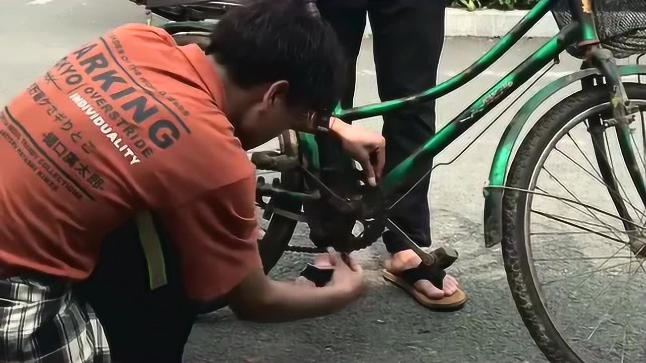 小伙子修自行车链子,没想到用力一蹬就这样了,这就叫关键时刻掉链子!