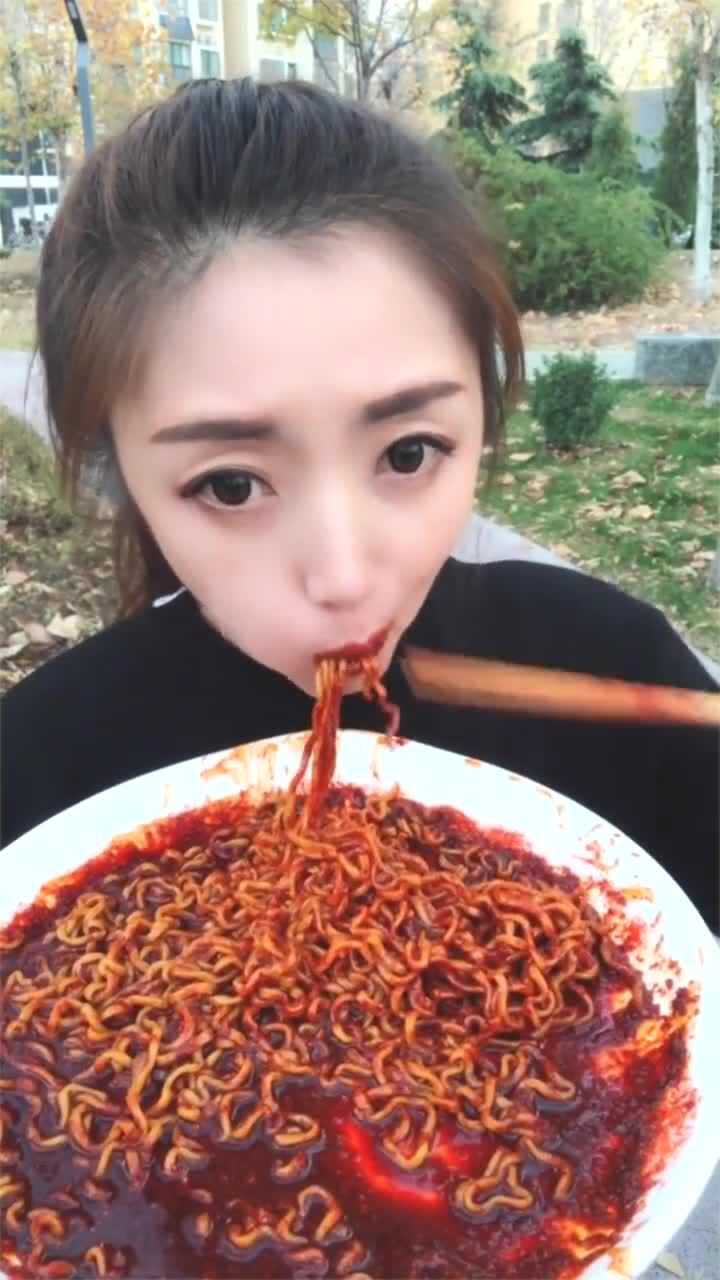 小姐姐挑战爆辣火鸡面,一口下去直摇头,看着就辣!