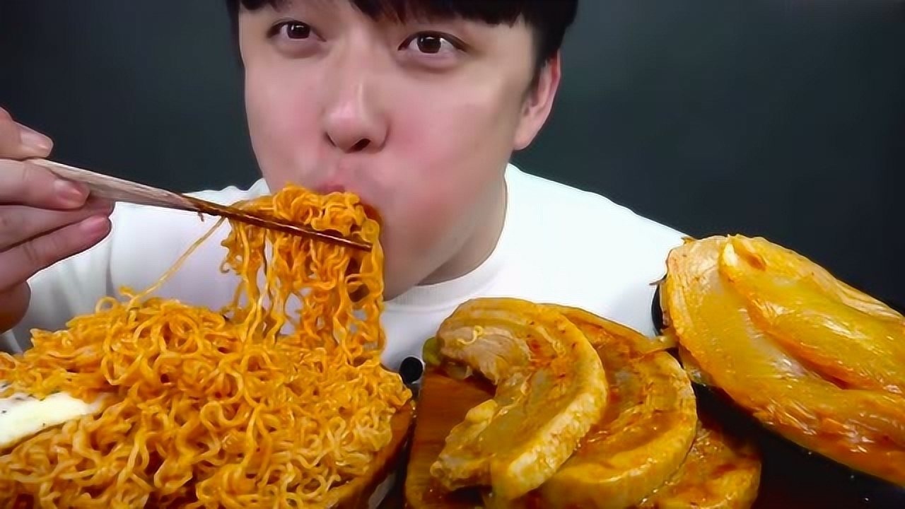 大胃王美食吃播,韩国小哥吃火鸡面五花肉辣白菜