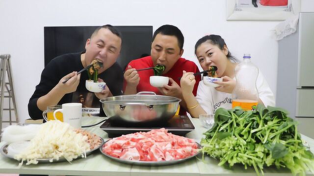 大彭买肉去表哥家吃火锅,2斤肉1袋鸭肠,涮牛油火锅底真过瘾