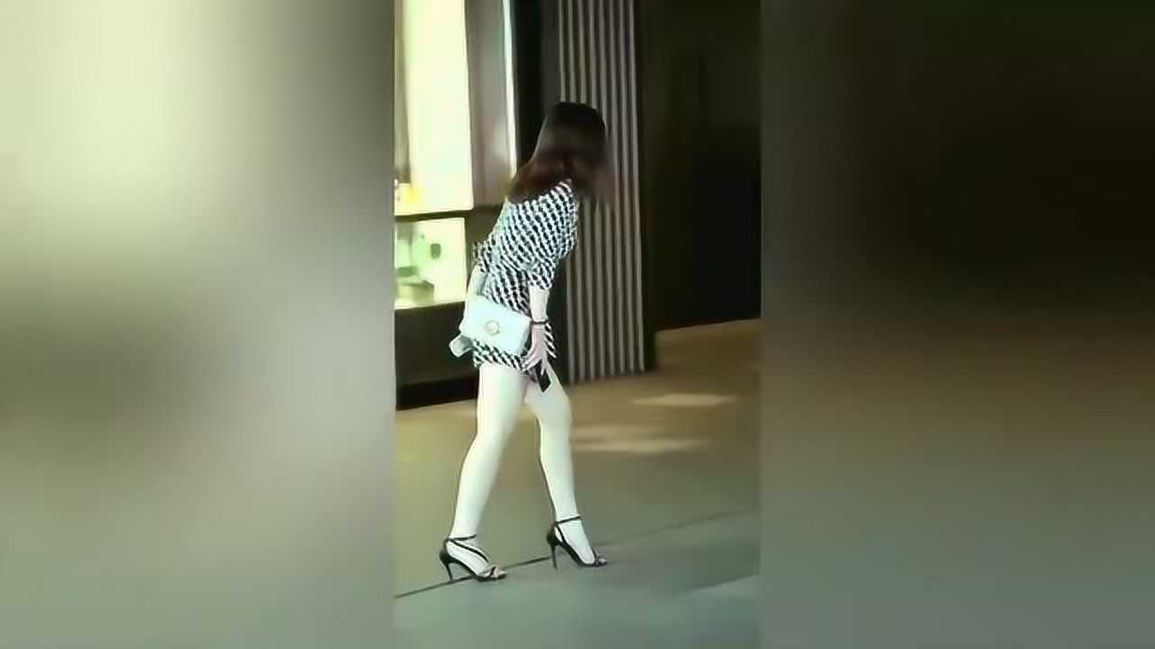 美女穿的高跟鞋,后跟又卡住了