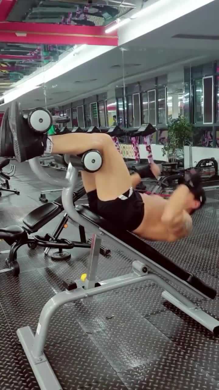 肌肉男:上斜板仰卧起坐,锻炼腹肌,效果非常好!_腾讯视频