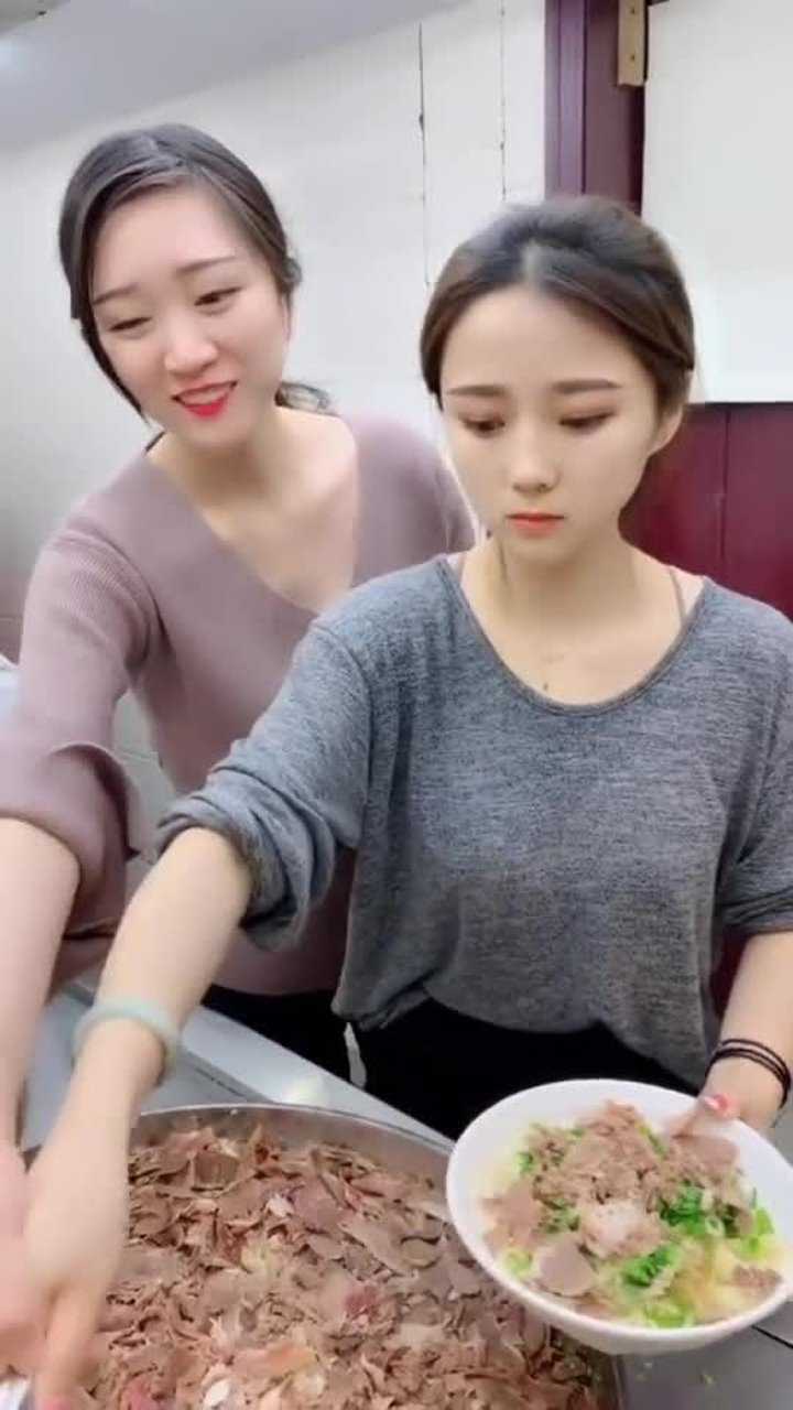 拉面西施和表妹两个都是大美女