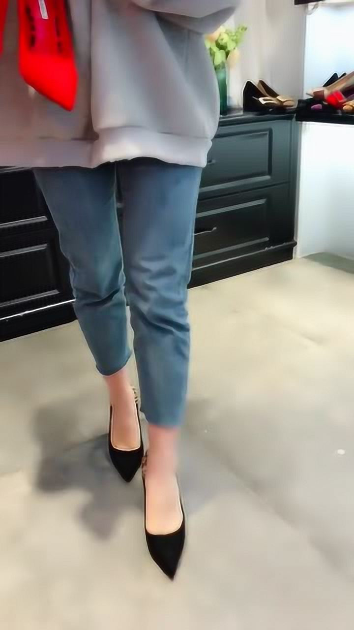 高跟鞋:小姐姐的高跟鞋试穿展示,两种款式,老铁们喜欢哪个呢?