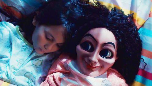 女孩总爱抱着娃娃睡觉，殊不知睡着后，娃娃总是看着她