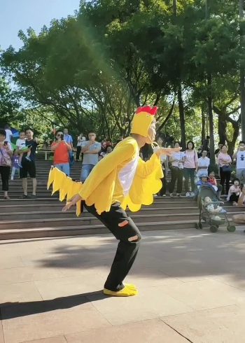 超级欢快的公鸡舞,引来无数的人围观!