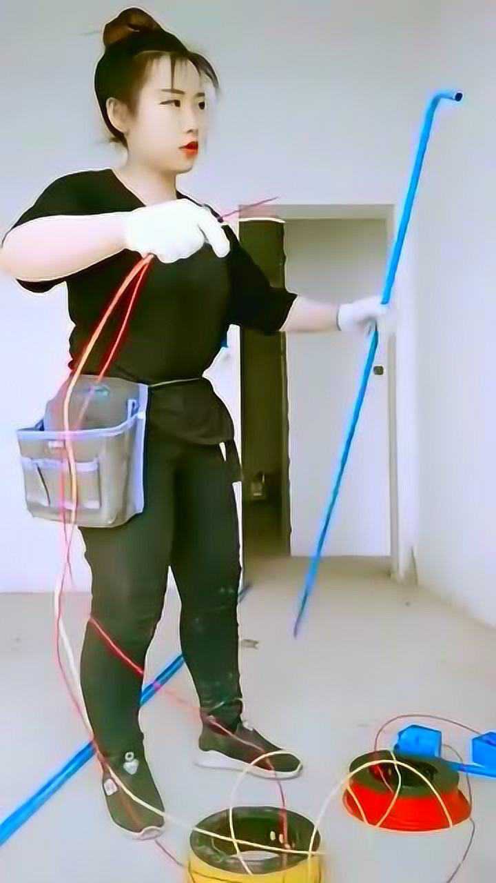 工地上的女电工做事很麻利比一些男的还要强