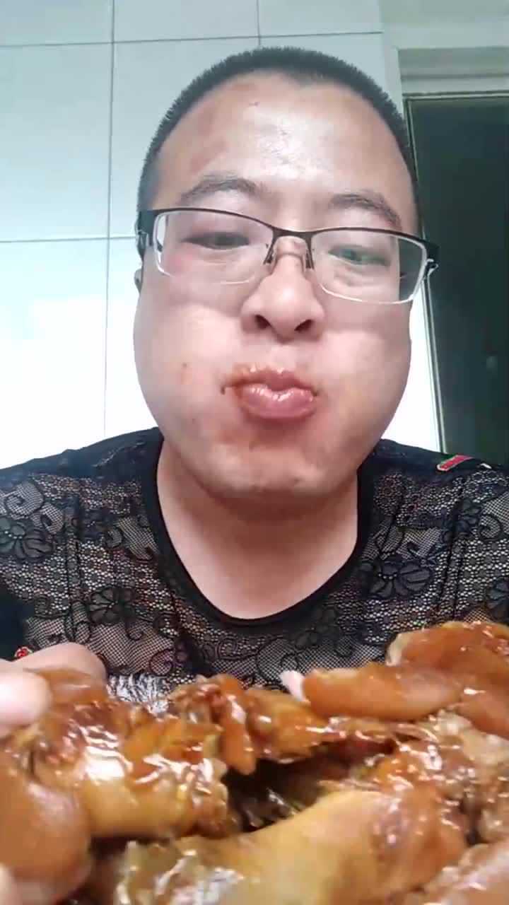 眼镜大叔爆吃猪蹄这么油一般人做不到