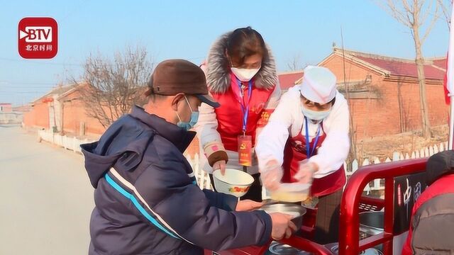 北京延庆老年餐桌因疫情关闭 村干部变身“外卖员” 送餐到家