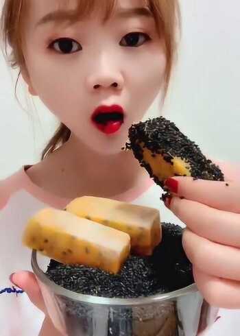 姑娘吃芝麻百香果冰咀嚼声太脆了看着好凉爽啊